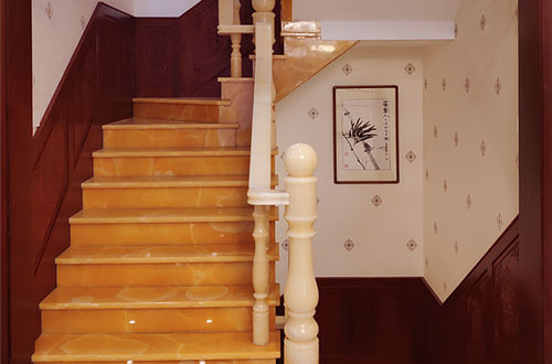 伊州中式别墅室内汉白玉石楼梯的定制安装装饰效果